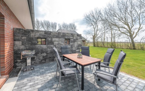 Grill und Sitzecke auf der Terrasse