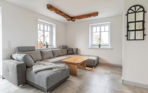 Sitzecke mit großem Sofa